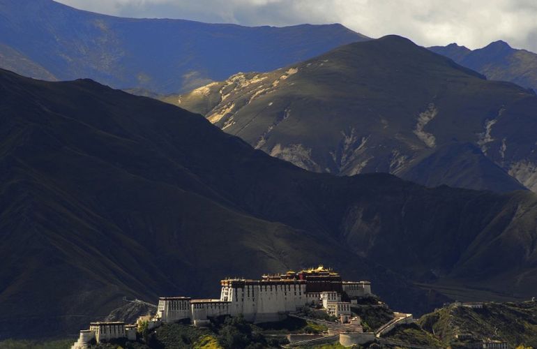 Tibet - Mountains and Monasteries on Top of the World