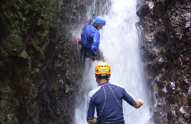 15 Days Costa Rica Pass - Route 6 Adventure Bus