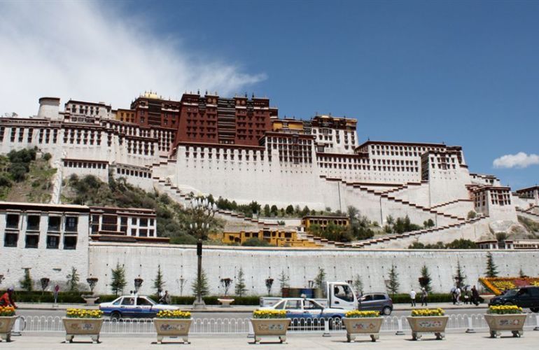 Tibet - Mountains and Monasteries on Top of the World