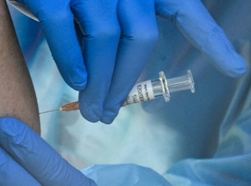 Profissionais de saúde sendo vacinados.