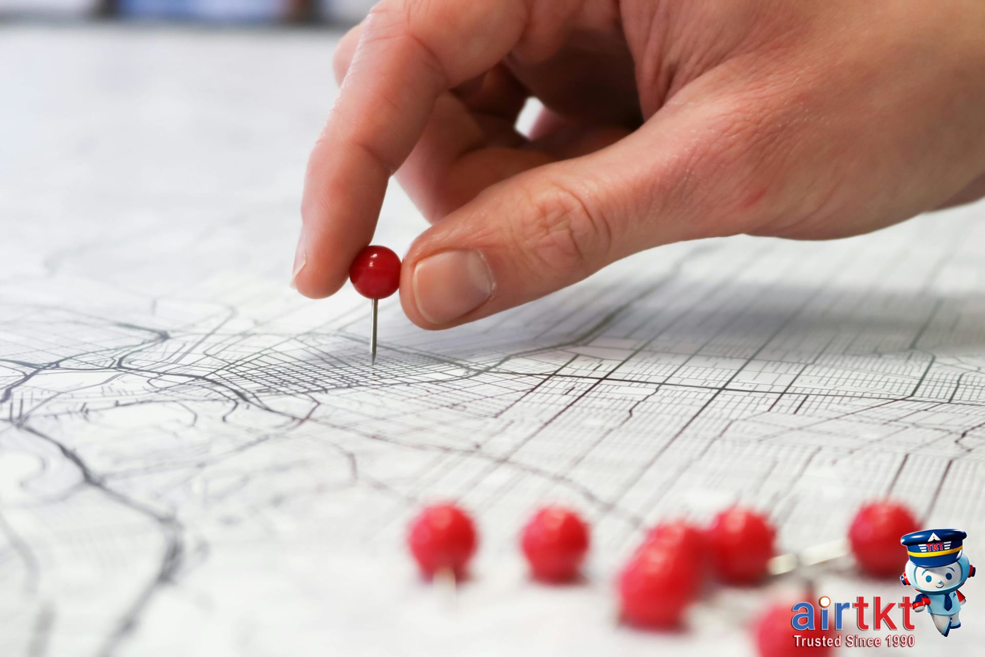 Map showing typical love hotel clusters near landmarks and airports