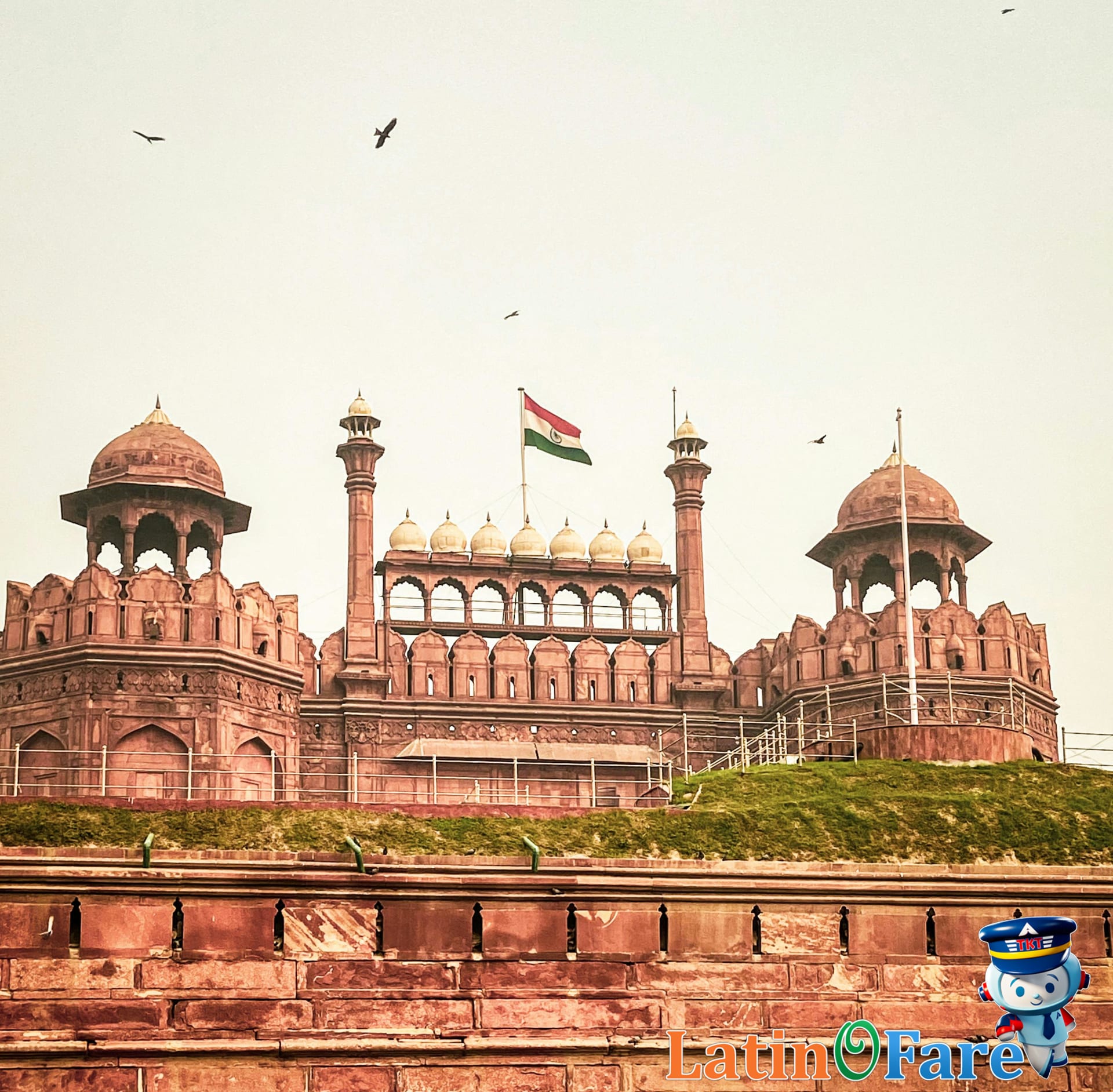 India Gate at sunrise with few visitors