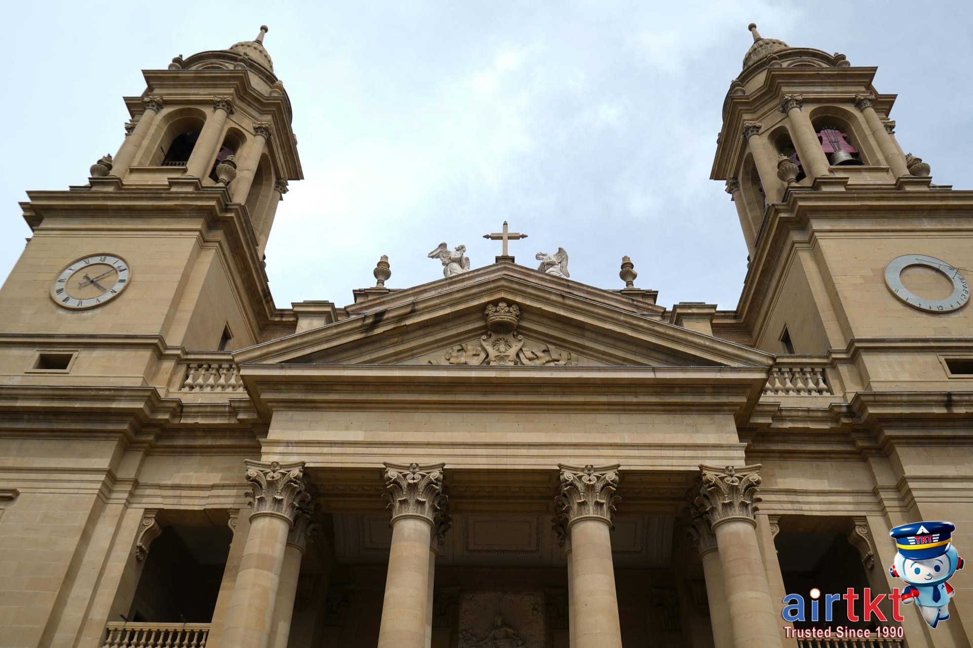 Street view near Plaza del Ayuntamiento, Valencia