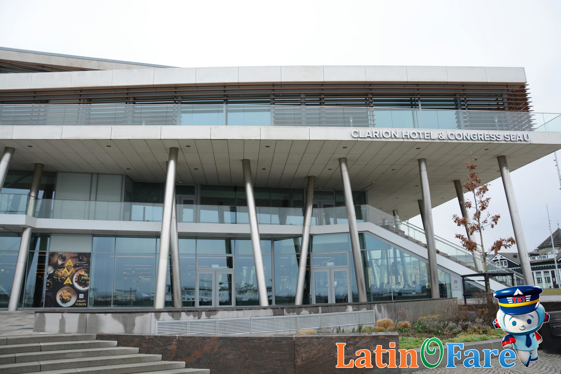 Crowd enjoying La Tomatina festival in Buñol