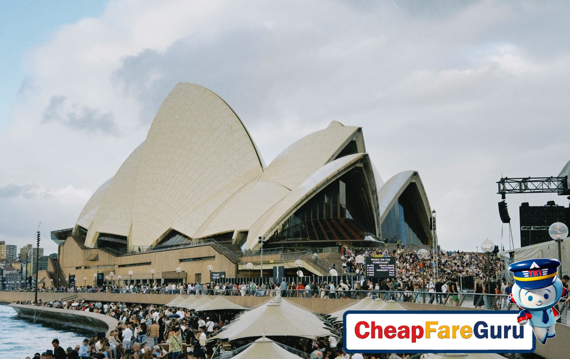 Sydney festival crowd with sun hats and backpacks