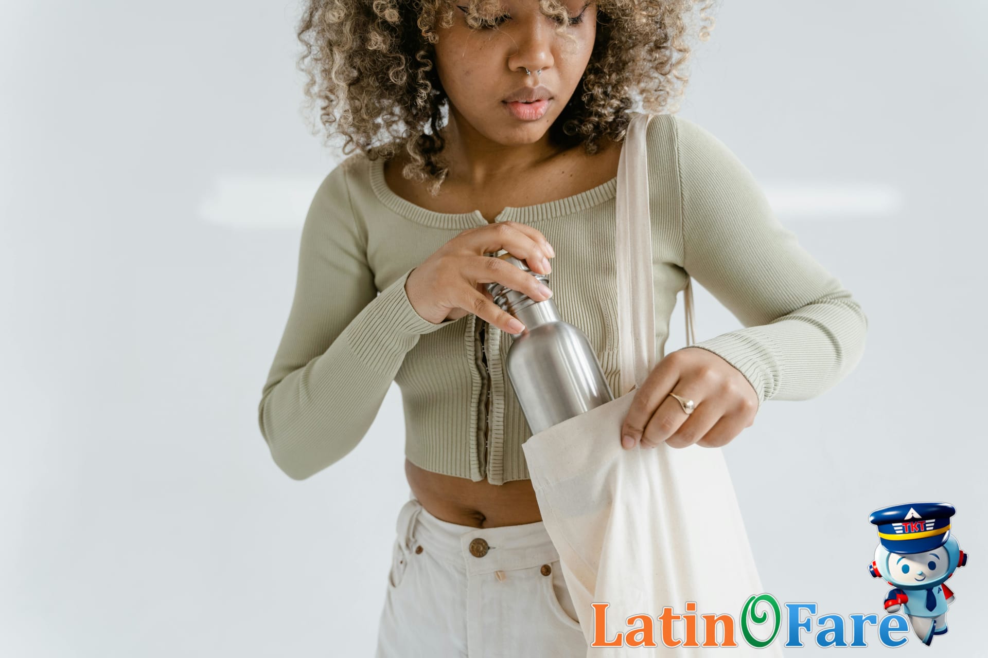 Sustainable traveler shopping plastic-free at a vibrant local market to cut plastic waste.