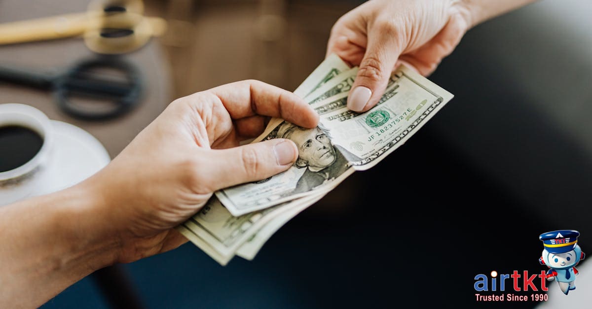 Paying street vendor abroad with cash in local currency