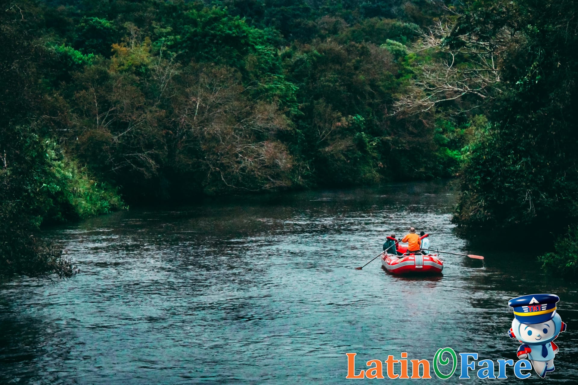 Rafting adventure activity in Costa Rica green season with vibrant river scenery and thrill.