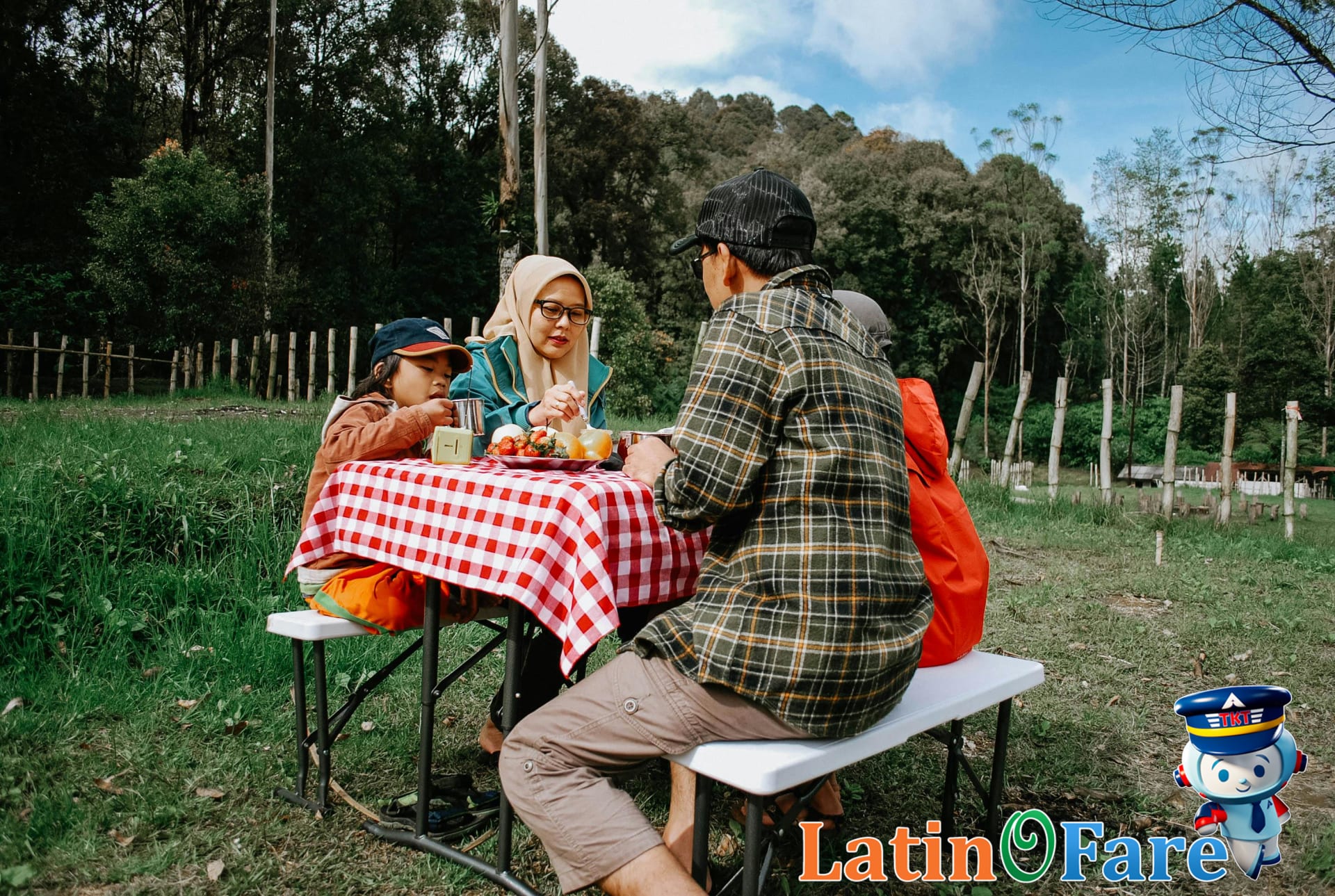 Budget picnic meal at Bataan WWII historic park during Araw ng Kagitingan trip in the Philippines.