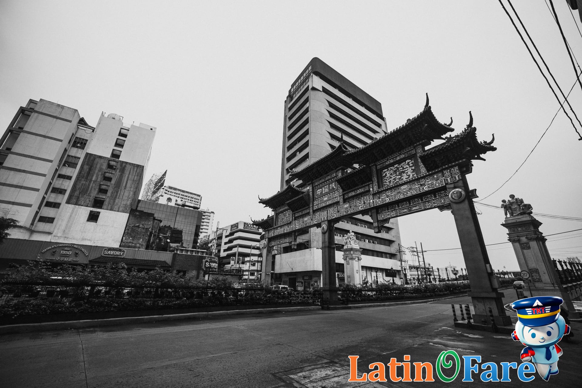 Manila Binondo Chinatown gate and street food for travelers vibrant red lanterns