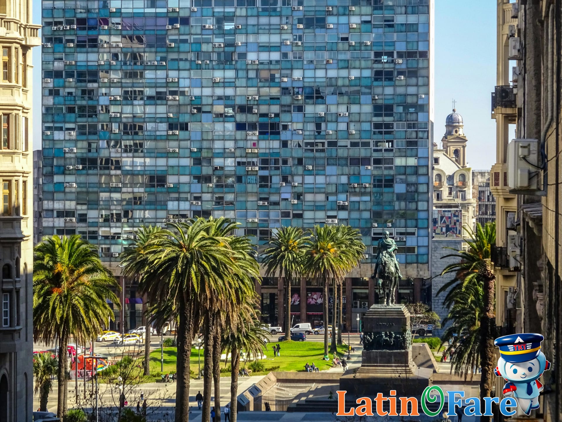 Montevideo Plaza Independencia, the city’s top highlight and must-see for new visitors.