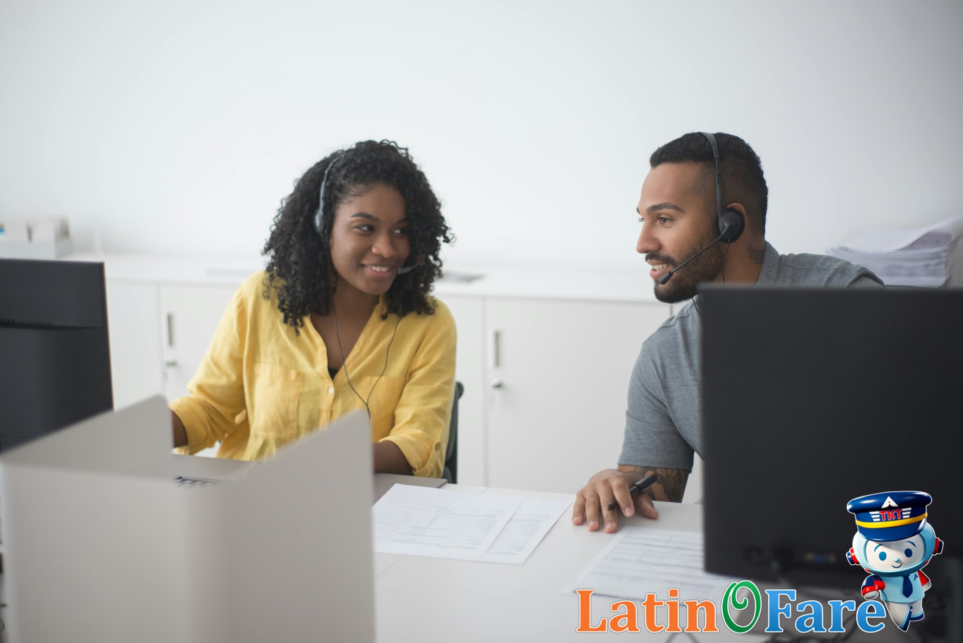 Airline help desk assisting US traveler with Latin America booking support