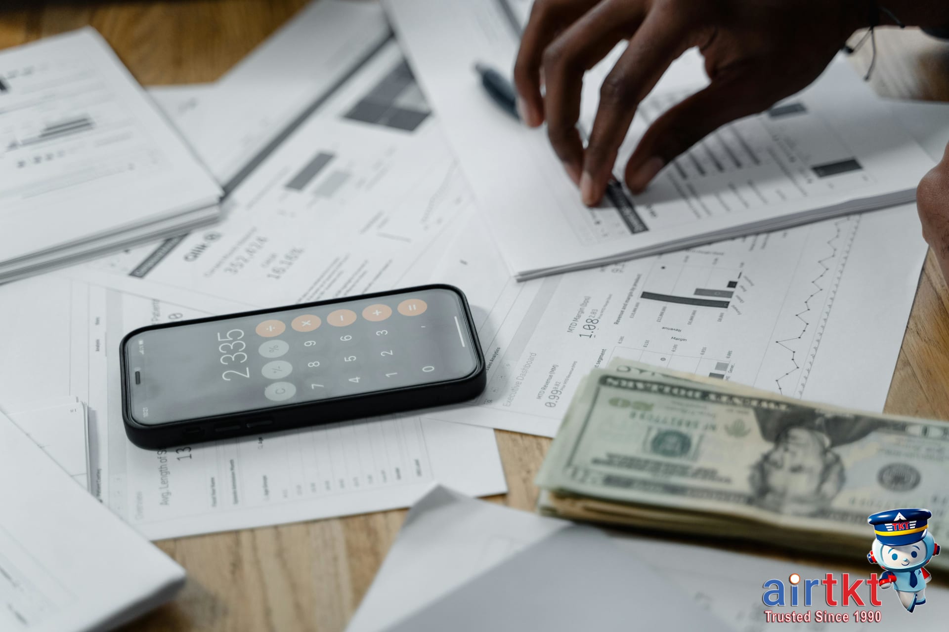 Traveler budgeting international roaming and phone costs on smartphone app