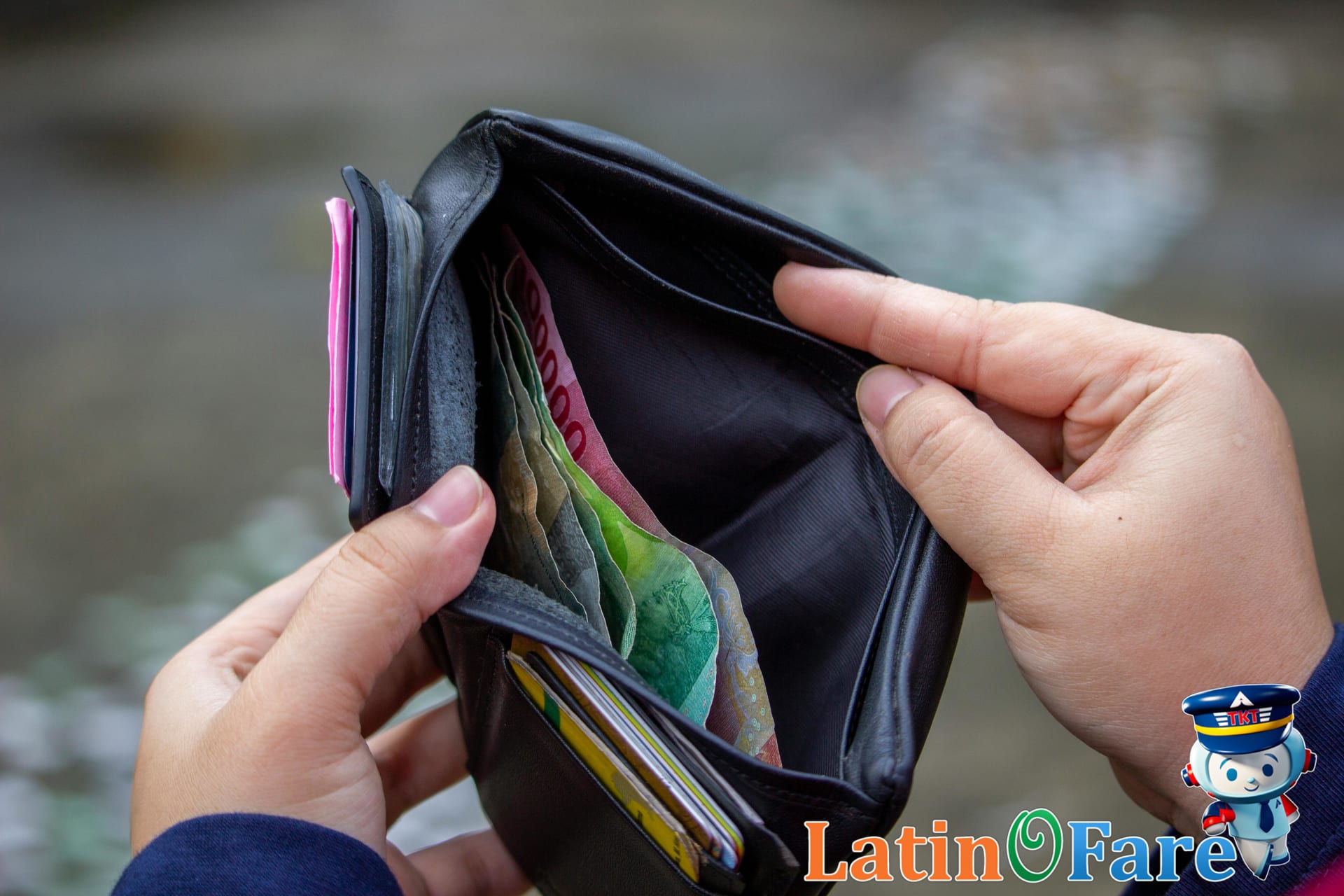 Las Vegas daily budget planner for budget mid-range luxury trips with breakdown of travel costs