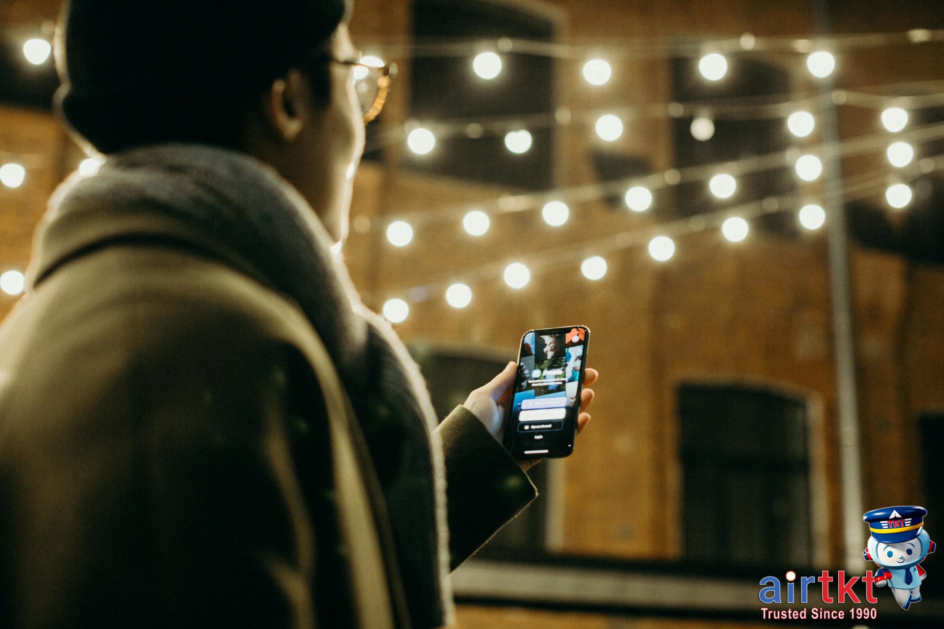 Booking last minute hotel deals with HotelTonight app at night with city view