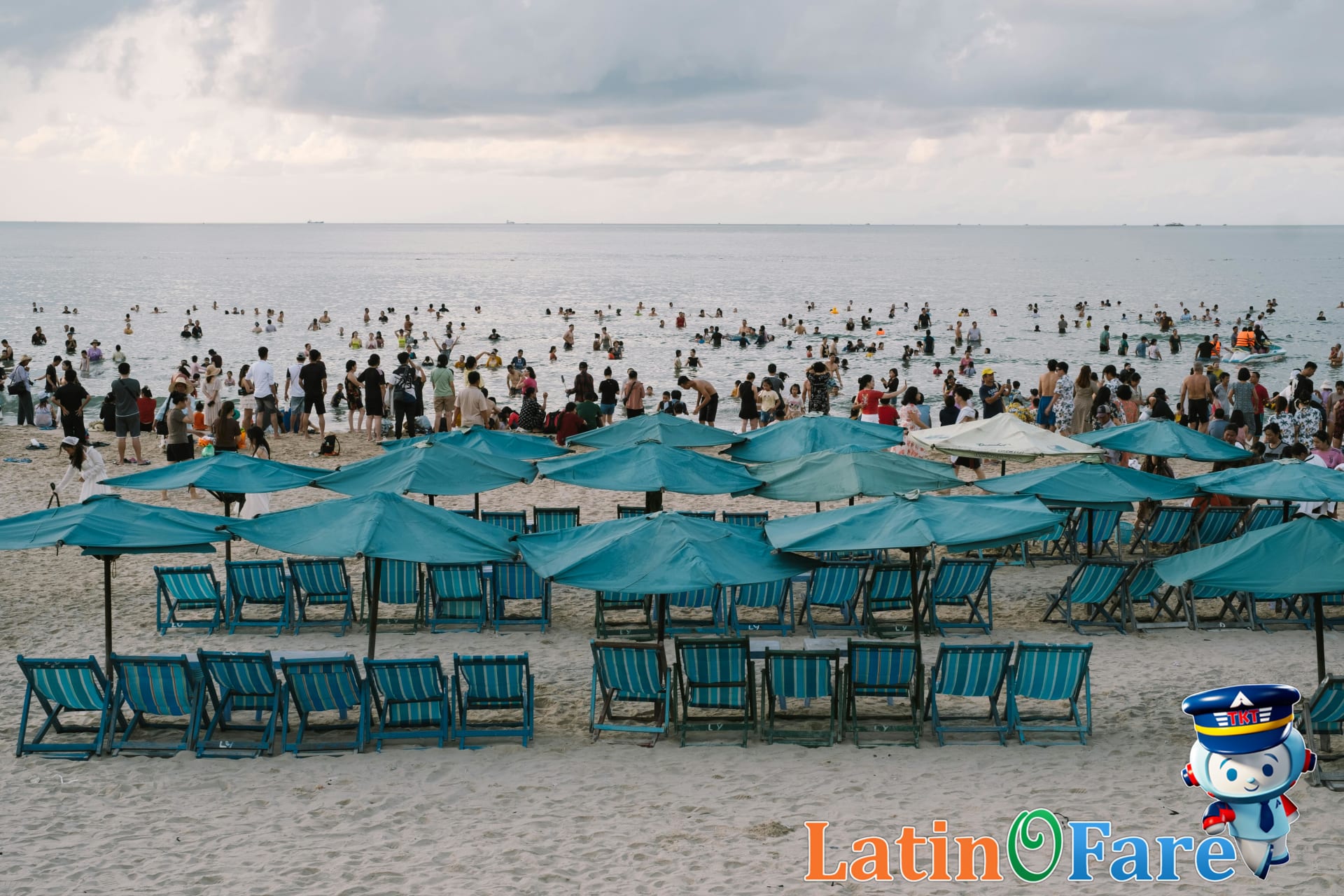 Labor Day travel destinations crowded beach scene end of summer weekend