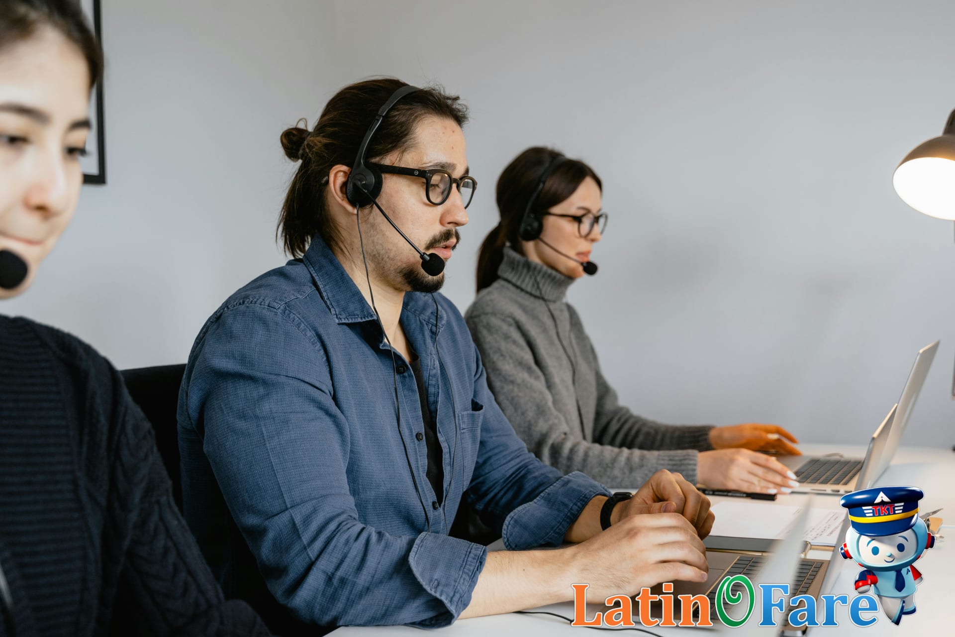 LatinoFare agents assisting travelers with US transcontinental flight bookings and support