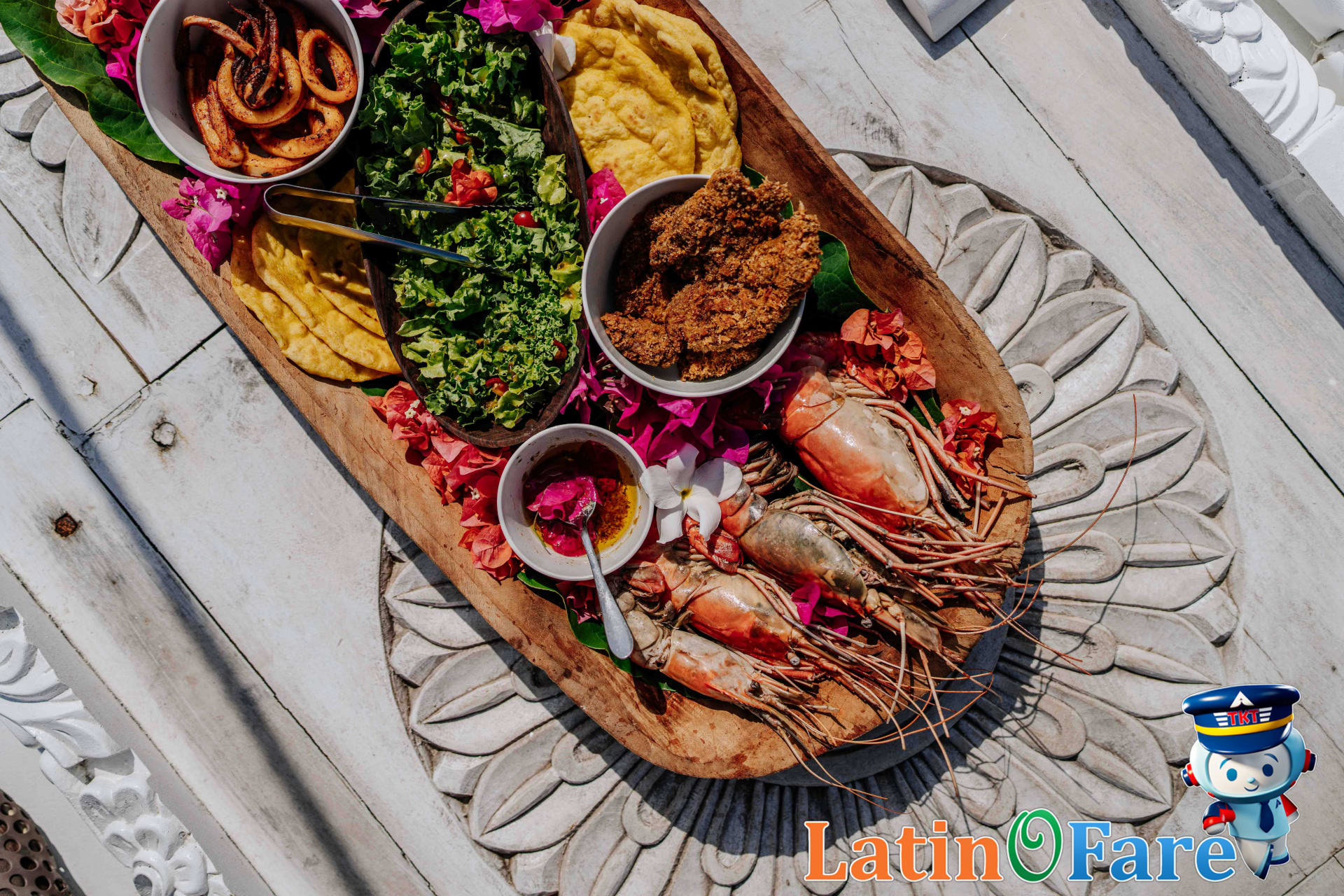 Fresh local seafood served on a beachside table with tropical drinks in Aruba’s beach restaurants.