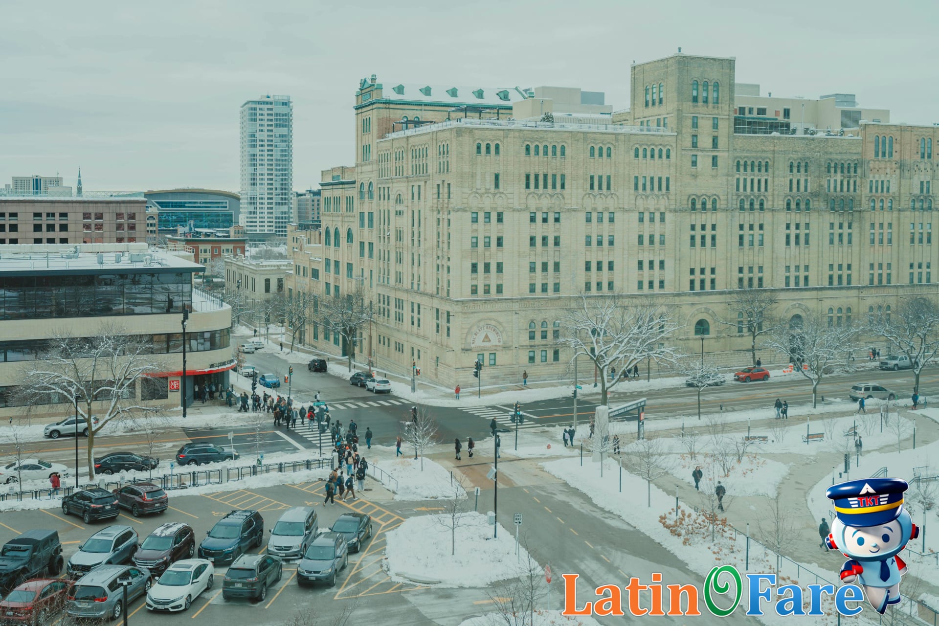Milwaukee budget hotel for Chicago weekend getaway with mid-range lodging close to attractions