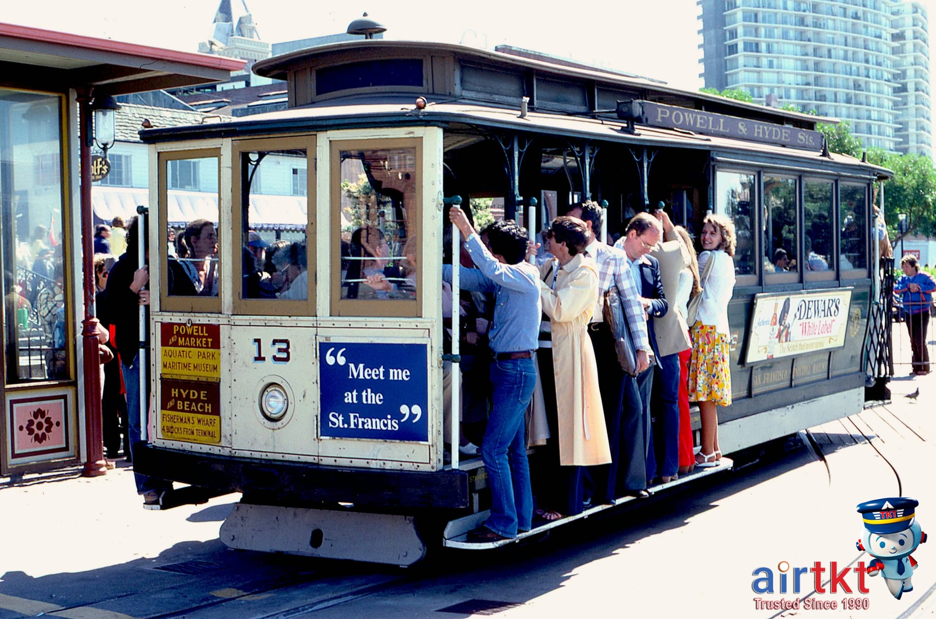 San Francisco cable car on Powell Street with boarding passengers