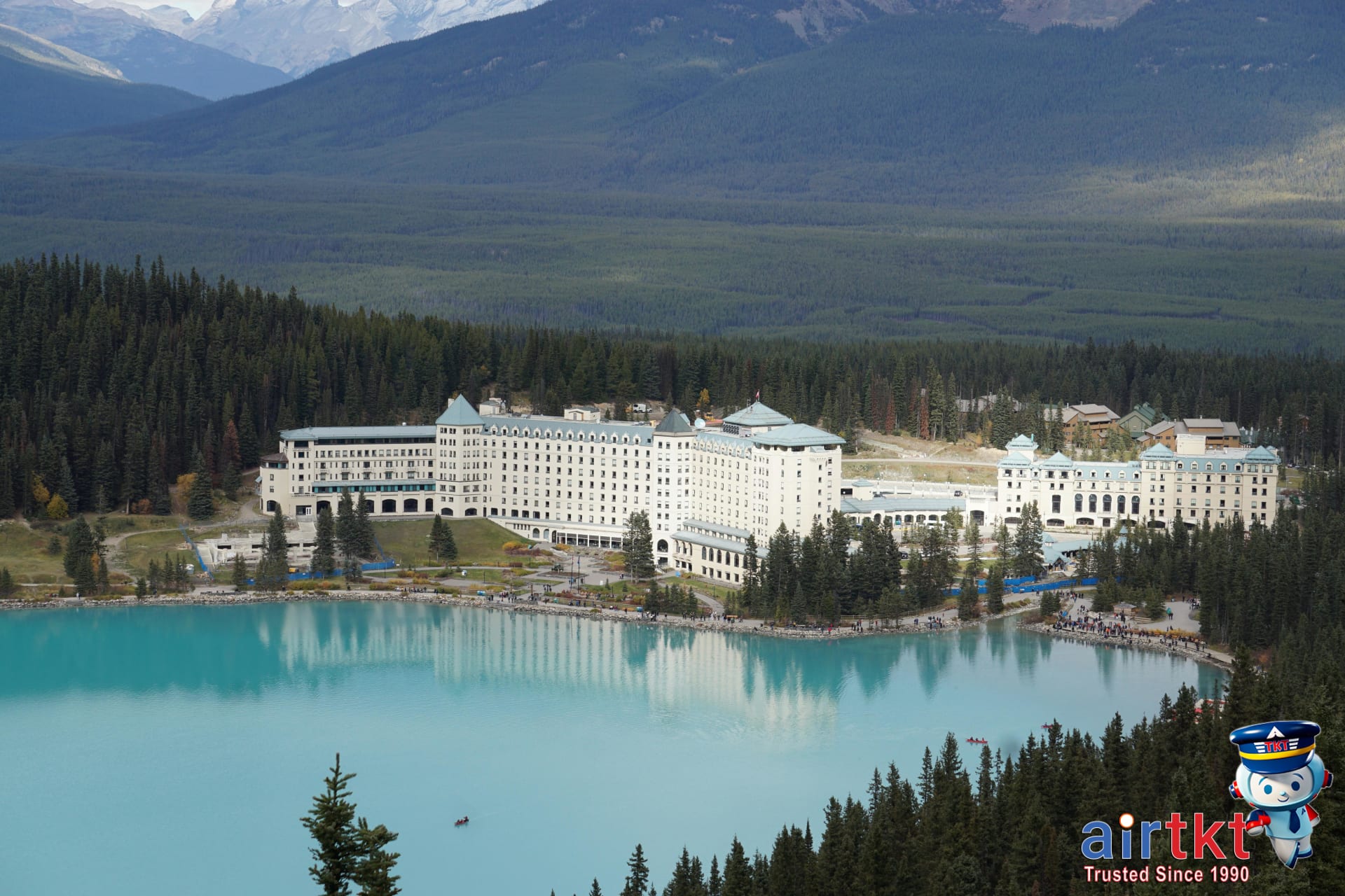 Fairmont Chateau Lake Louise hotel and turquoise lake views against mountain backdrop
