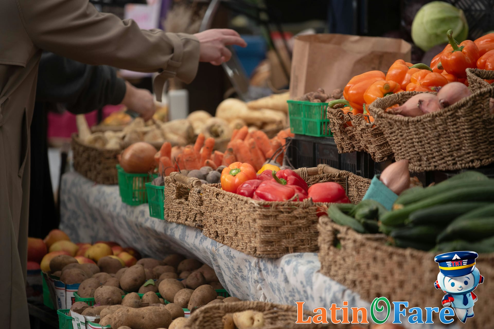 Shoppers browsing Nashville Farmers’ Market, perfect stop for local food and affordable dining.