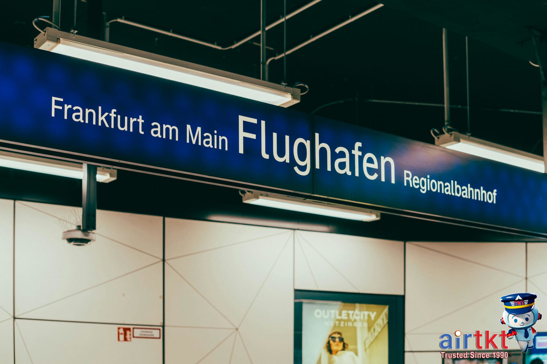 Map signage for public transit to airport in major city