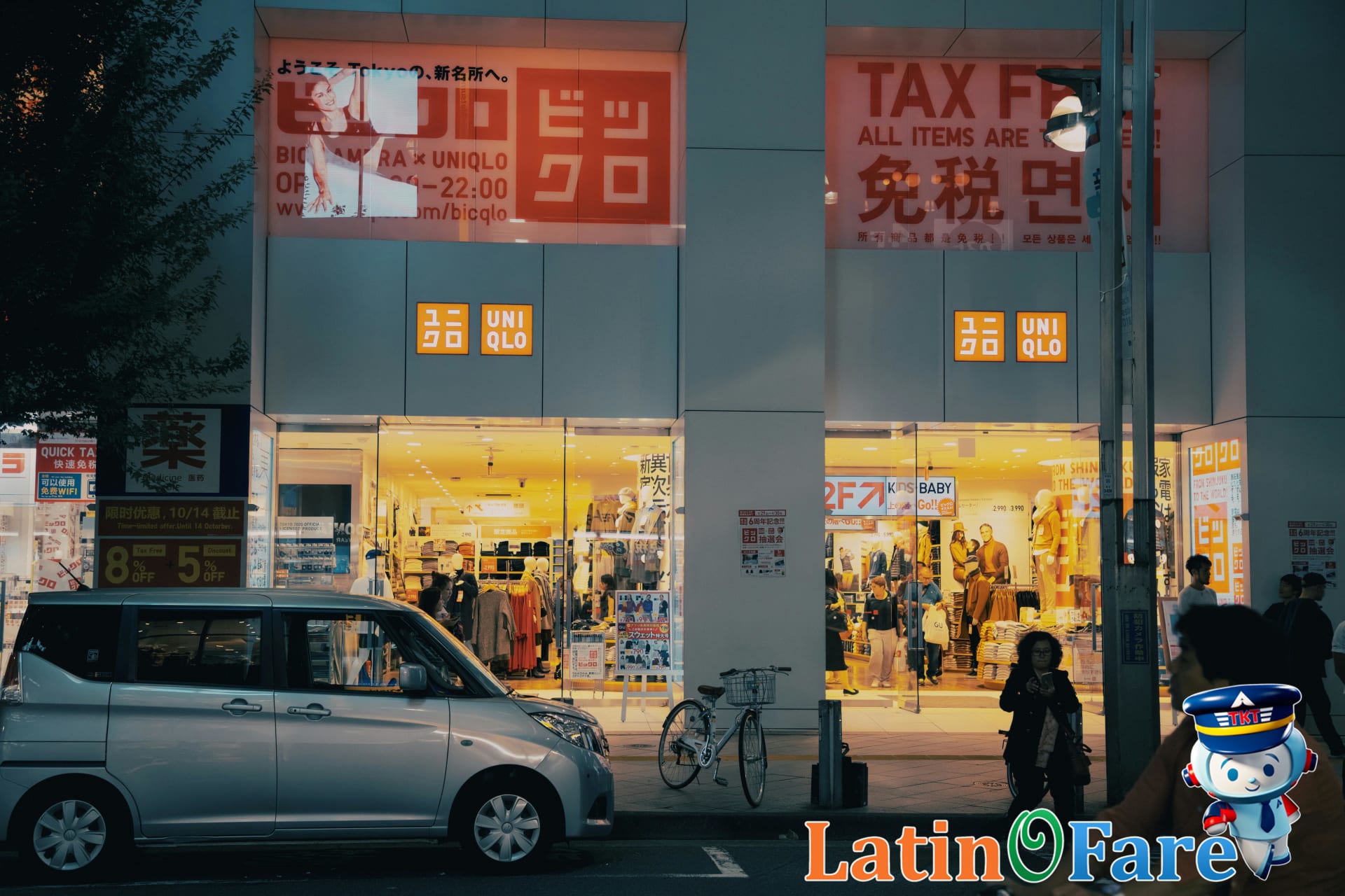European store window displaying VAT-free shopping sign for tourists in popular destination