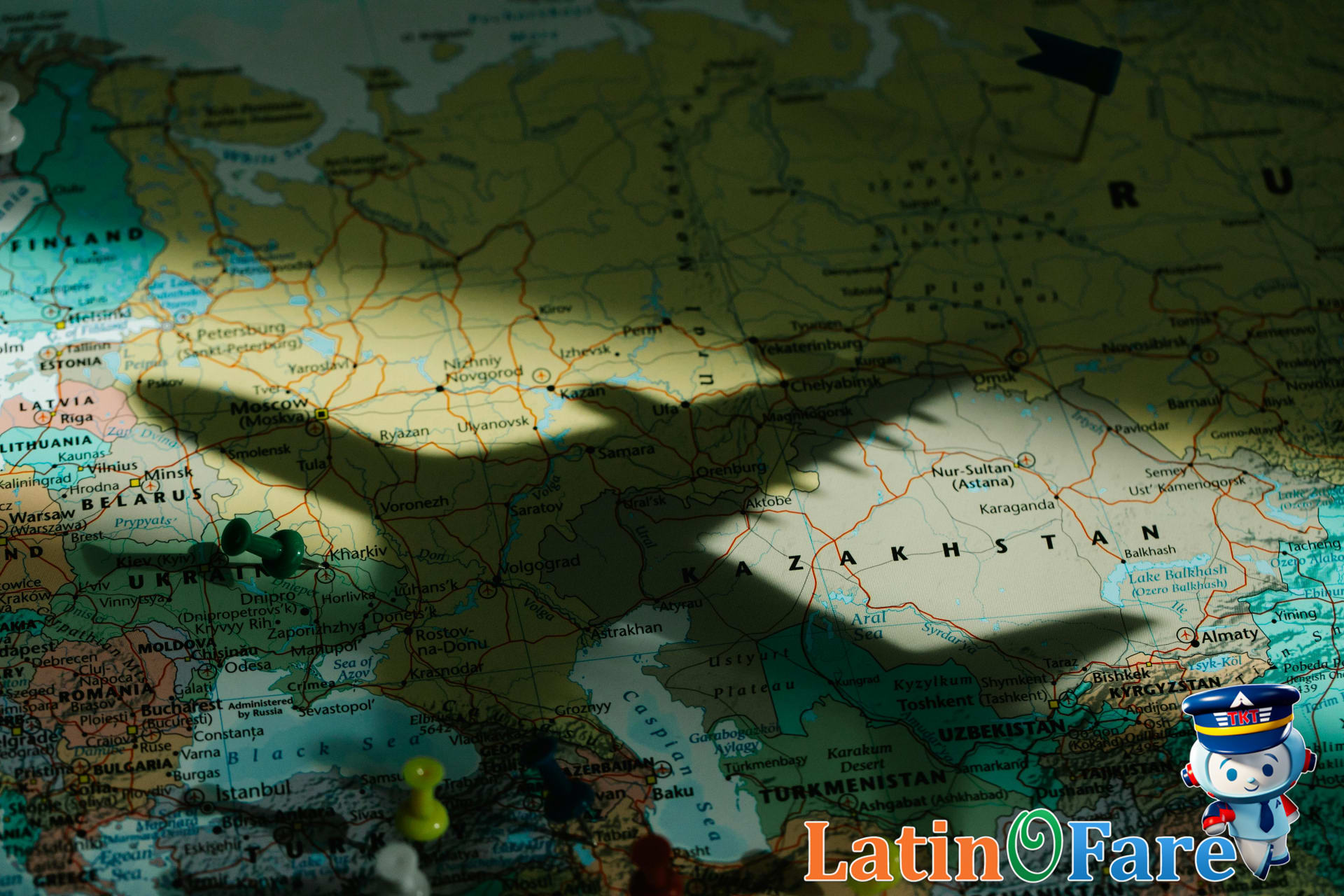 Airplane showing free stopover route between two destinations on detailed map