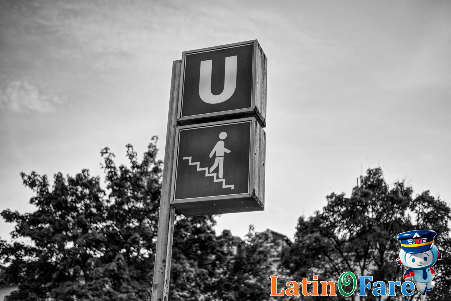 Signposts and Munich U Bahn info for reaching Oktoberfest grounds easily