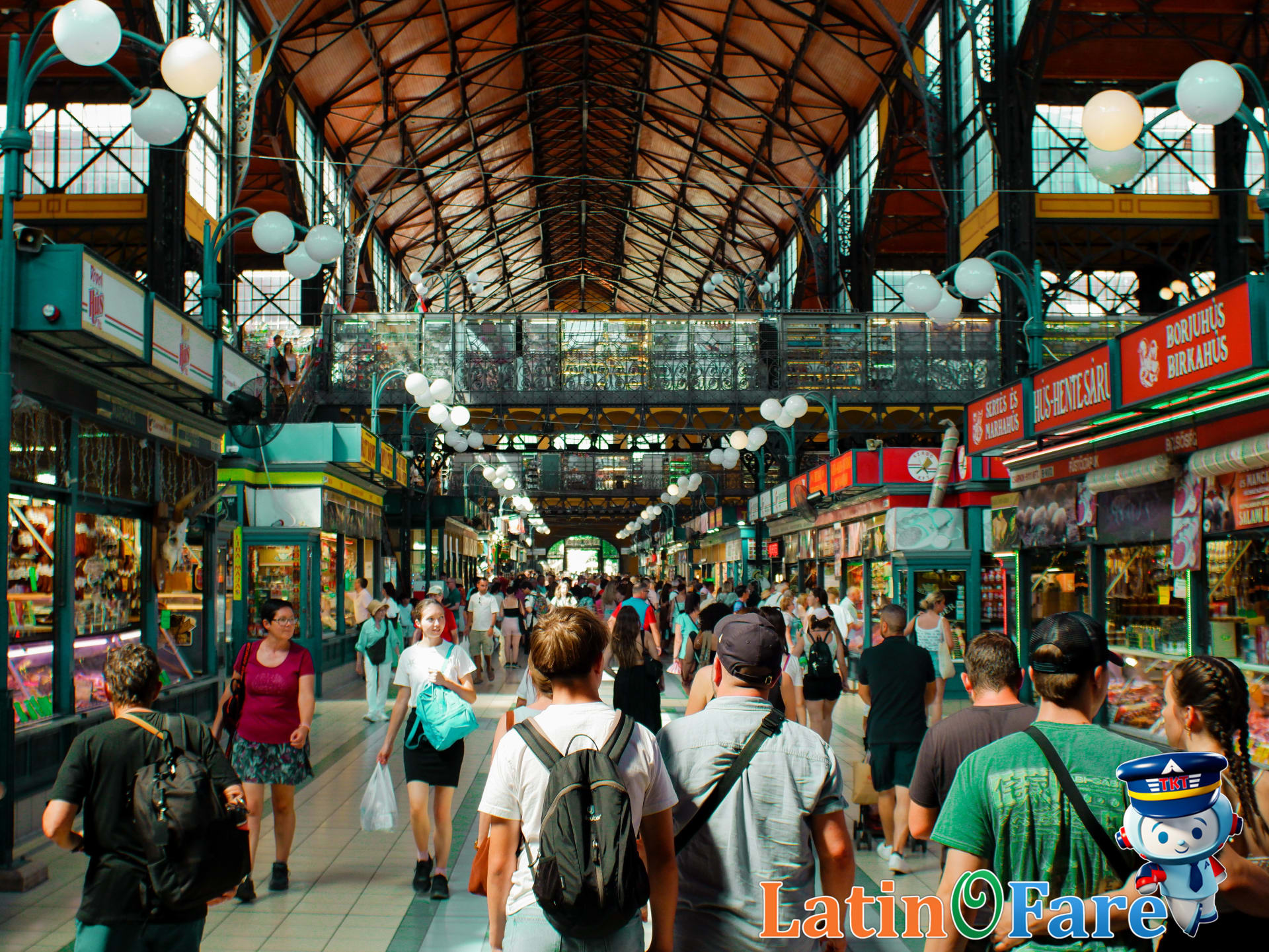 Pickpocket attempts theft near crowded tourist market, a common travel scam.