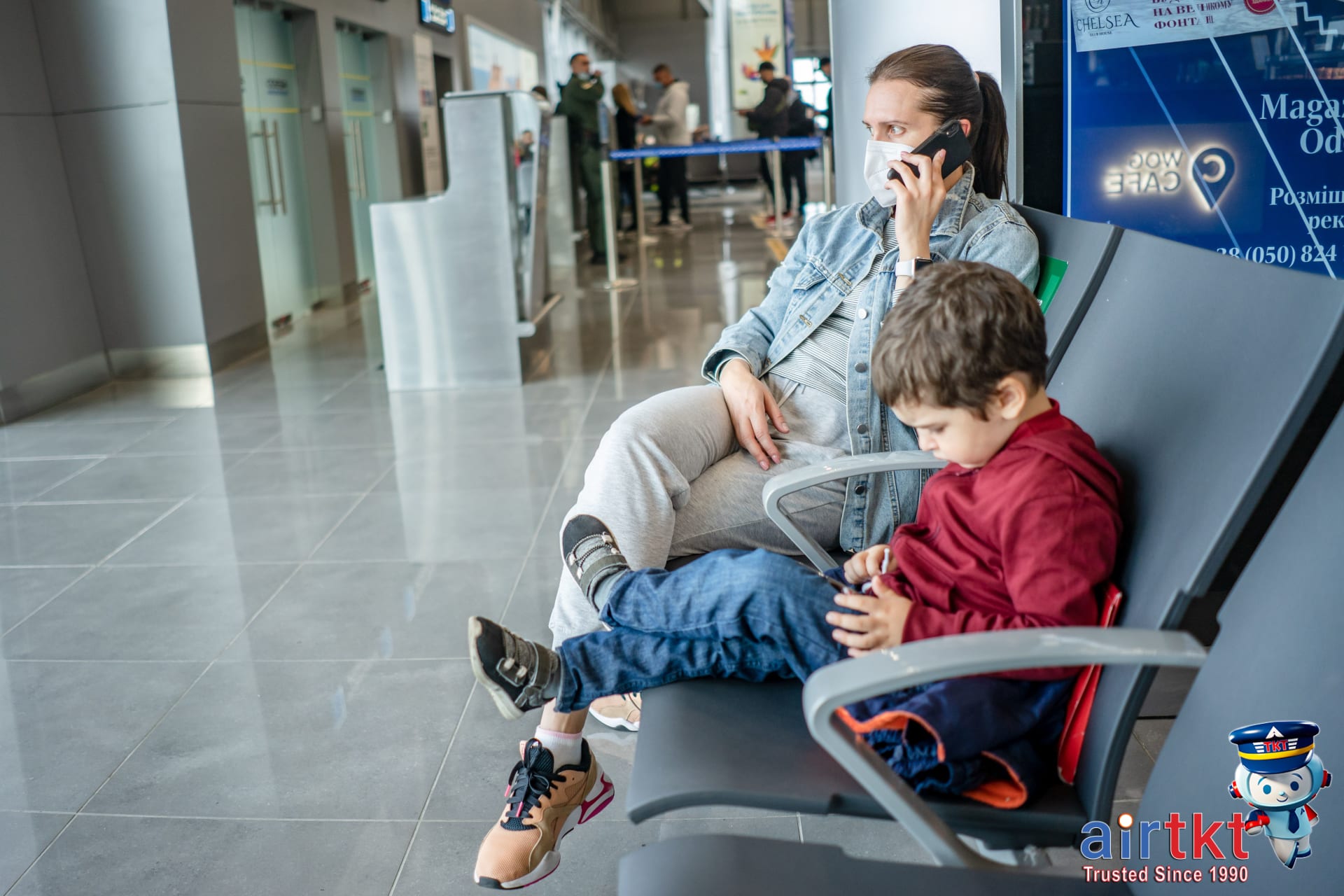 Family planning cost-saving strategies at airport using kid-friendly amenities and lounges