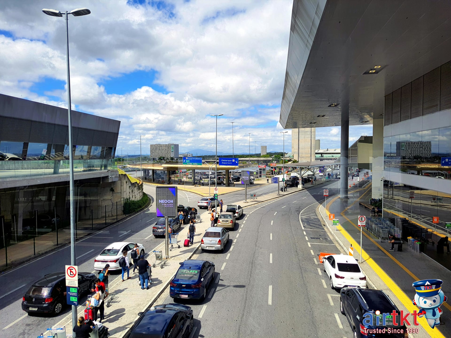 Brazilian airport arrival etiquette with welcoming customs area and luggage carousels