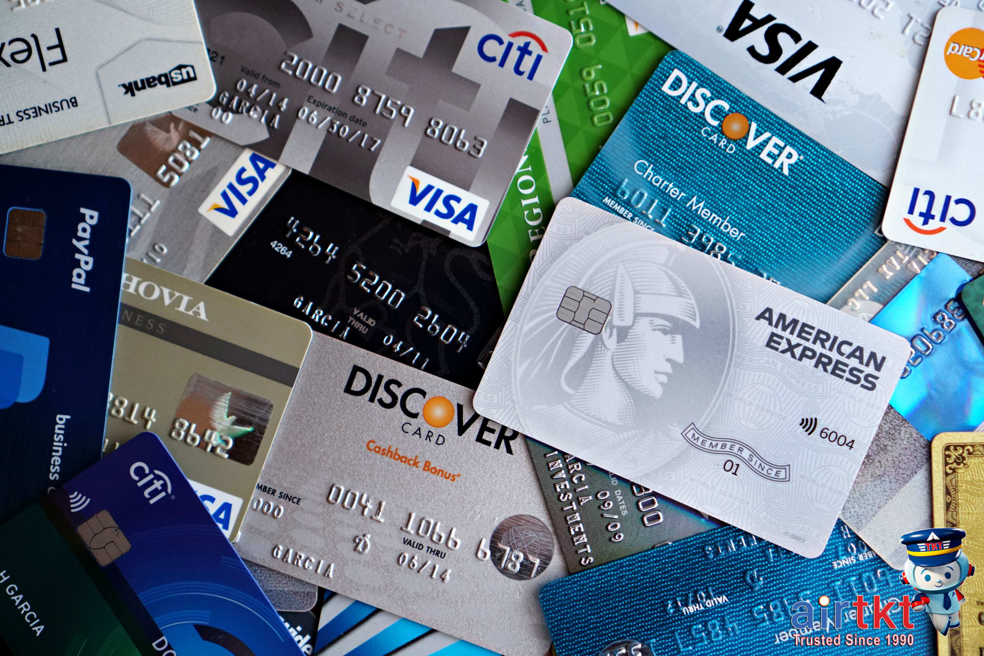People holding credit cards that offer no foreign transaction fees for travelers