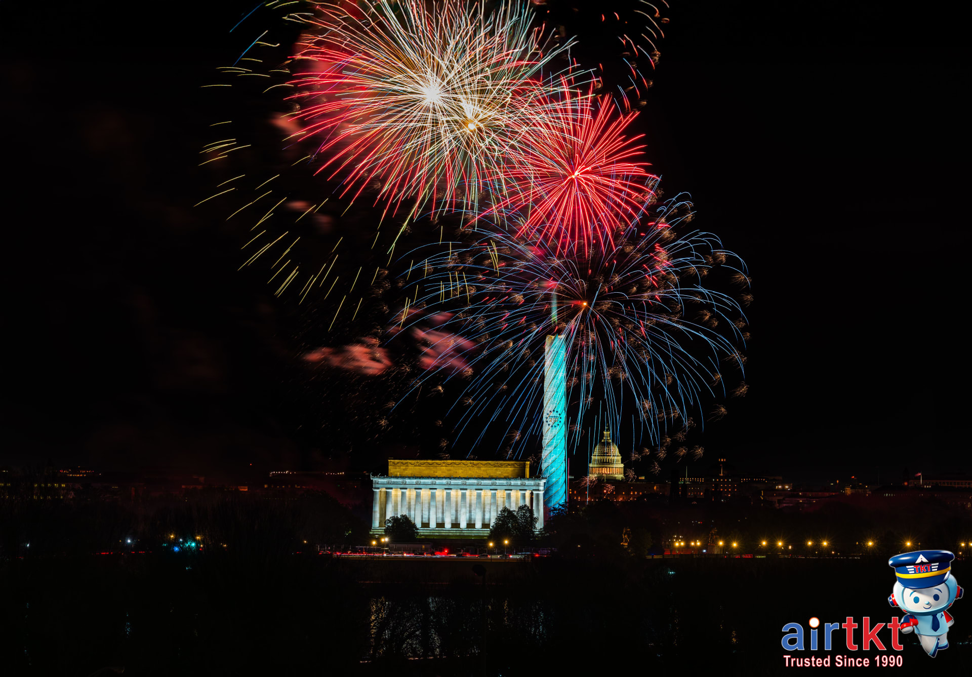 Spectacular July 4th fireworks over Lincoln Memorial and Washington Monument