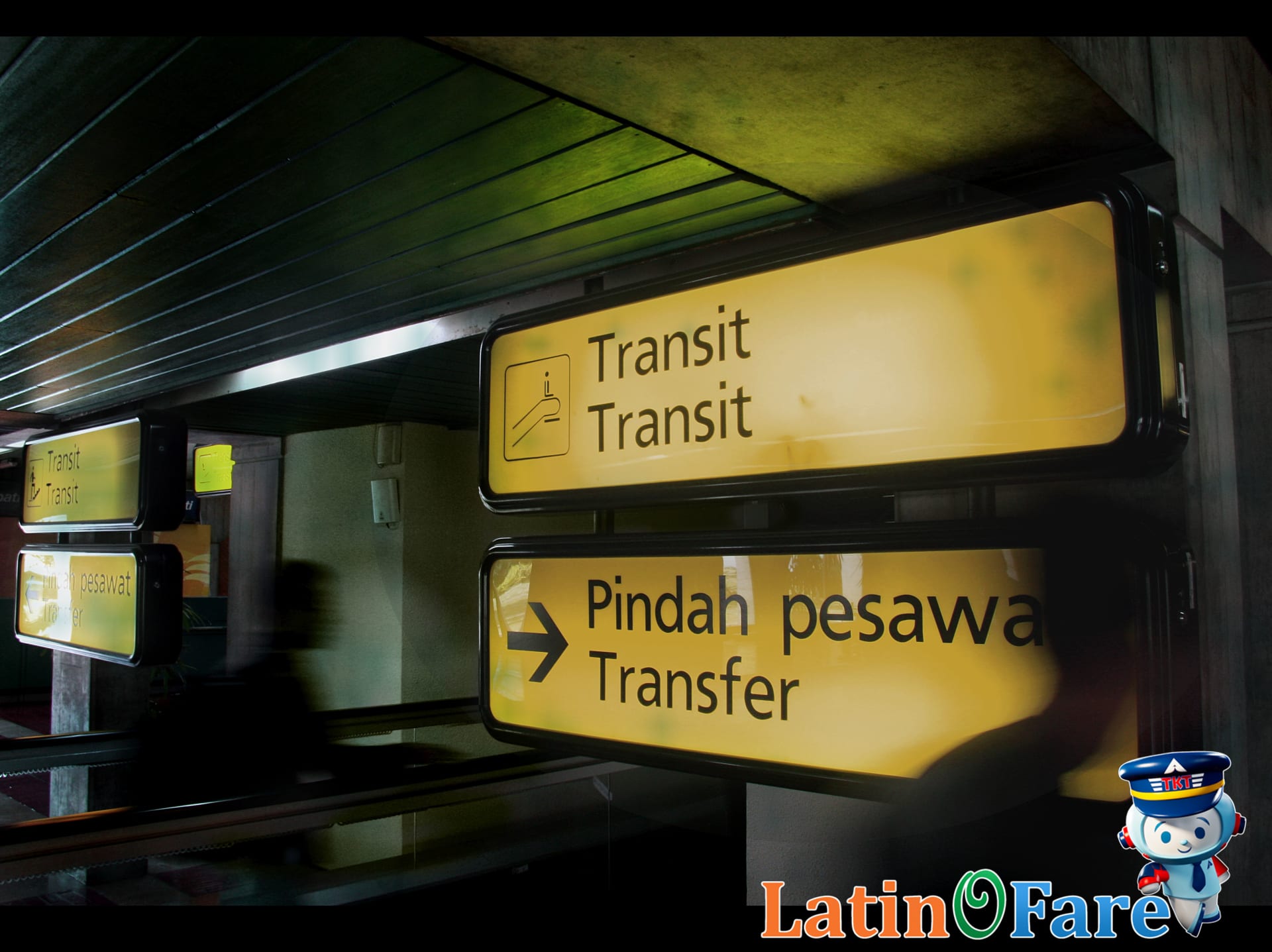 Directional sign at Miami International Airport for Metrorail and Metrobus connections