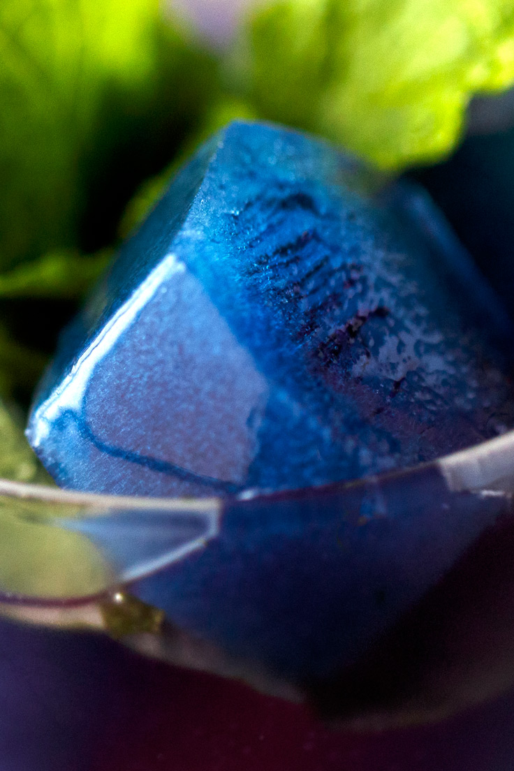 Amoretti Butterfly Pea Tea Ice Cubes Recipe in White Peach Moscow Mule