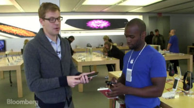 Apple Pay being used in apple store by reporter