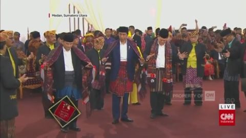 Momen Jokowi Menari Tor-Tor Bersama Raja-Raja Mandailing Momen Jokowi Menari Tor-Tor Bersama Raja-Raja Mandailing