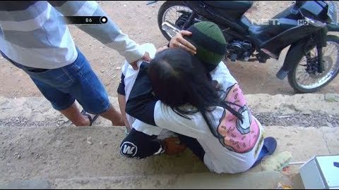 Baru Sebulan Menikah, Sang Istri Terus Memeluk Erat Suami Saat Ditangkap - 86 Baru Sebulan Menikah, Sang Istri Terus Memeluk Erat Suami Saat Ditangkap - 86