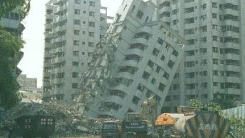 Gempa Keras guncang jakarta hari ini 23 Januari 2018 ~~Warga berhamburan keluar Gempa Keras guncang jakarta hari ini 23 Januari 2018 ~~Warga berhamburan keluar