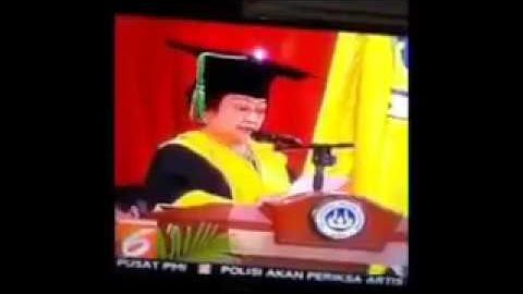Megawati Salah Ucap Salallahualaihiwasallam di UNP Saat Dapat Jatah Gelar DR ( HC ) Megawati Salah Ucap Salallahualaihiwasallam di UNP Saat Dapat Jatah Gelar DR ( HC )