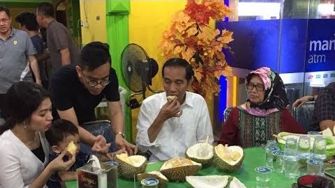Lautan Warga di Medan Fair Sambut Pak Jokowi + Ethes vs 2 Menteri Game Basket, Mampir Ucok Durian Lautan Warga di Medan Fair Sambut Pak Jokowi + Ethes vs 2 Menteri Game Basket, Mampir Ucok Durian
