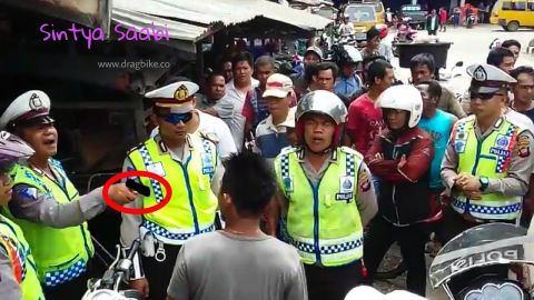 Ricuh! PREMAN Gakmau ditilang Polisi Nyaris Taworan Gara2 Tak pake Helm Ricuh! PREMAN Gakmau ditilang Polisi Nyaris Taworan Gara2 Tak pake Helm
