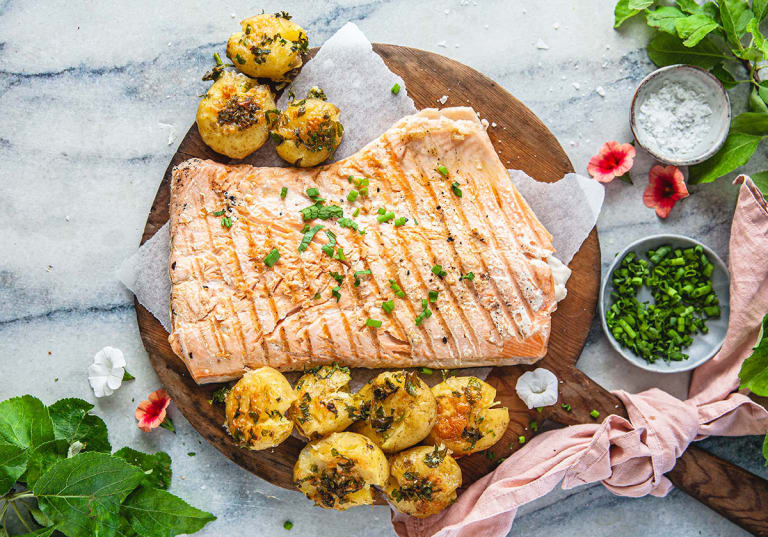 Grillad lax med krossad potatis och örtsmör folk o folk