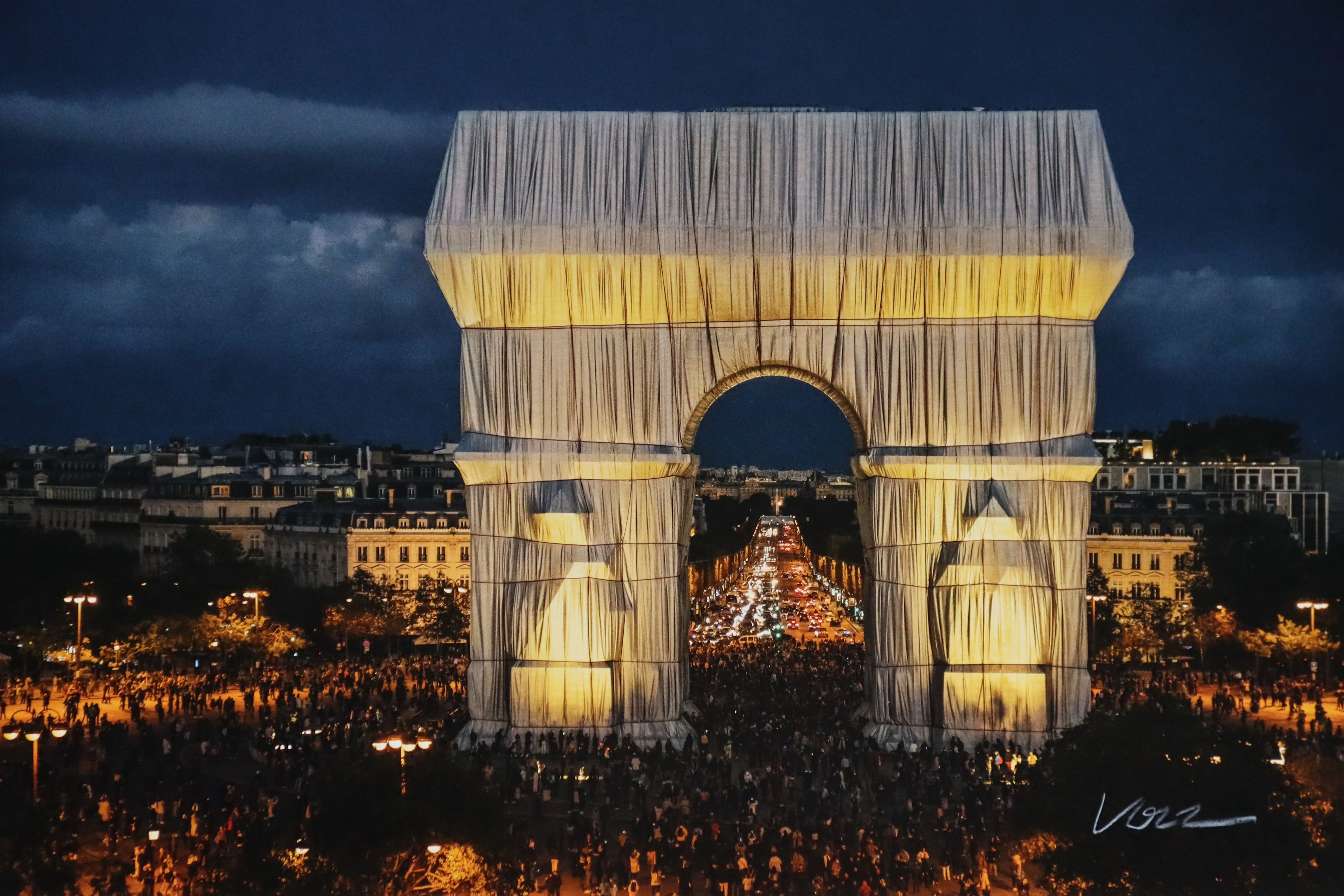 L'Arc de Triomphe, Wrapped, by Night-Christo-1