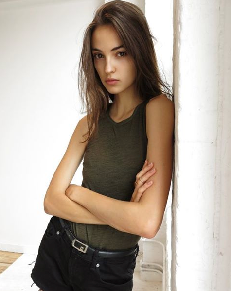 Photos-Qui-est-Camille-Hurel-le-mannequin-francais-qui-a-cumule-52-defiles-en-un-mois_unanbv.png