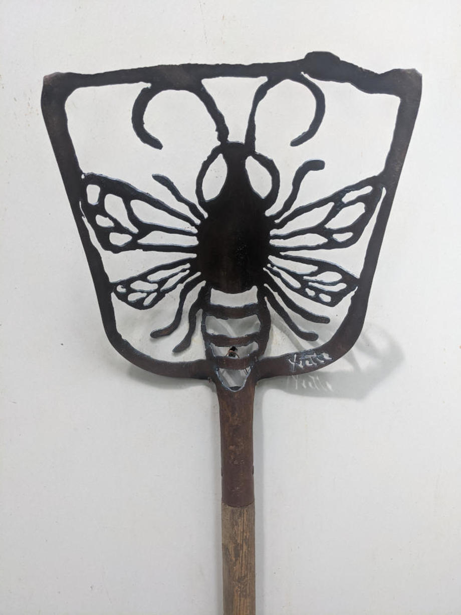 Honeybee shovel