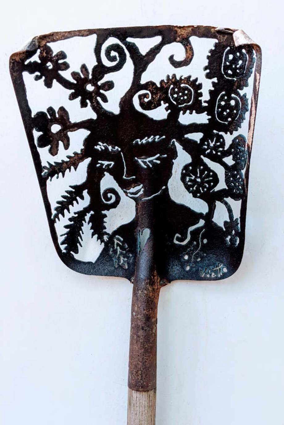 Erika - antique shovel