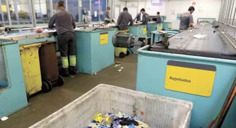 Luvas e máscaras na reciclagem deixam resíduos de